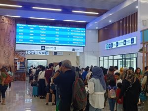 Tak Mau Capek Nyetir, Reinhart Pilih Naik Whoosh Bareng Keluarga ke Bandung