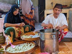 Nabung Mulai Rp 1.000 per Hari, Tukang Cilok Asal Trenggalek Ini Naik Haji