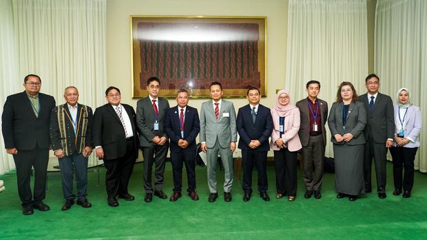 Wakil Menteri Lingkungan Hidup dan Kehutanan RI, Alue Dohong dan Menteri Sumber Daya Alam dan Kelestarian Lingkungan Malaysia, Nik Nazmi Nik Ahmad