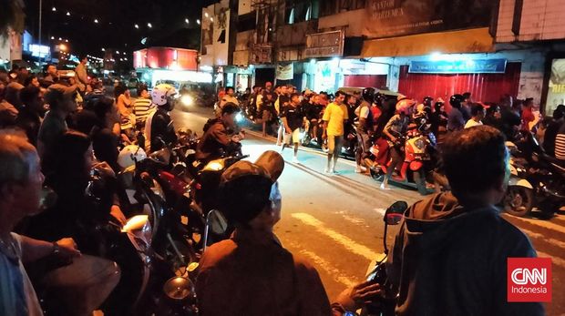 Warga Bawa Bendera RMS di Nobar Timnas Indonesia U-23 vs Guinea di Ambon, Maluku dihajar massa.