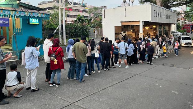 Salah satu kedai makanan dan minuman di kawasan Melawai, Blok M, Jakarta Selatan (Jaksel), yakni Donut & Drinks tengah naik daun. Sejumlah warga rela mengantre hingga berjam-jam untuk membeli makanan dan minuman di kedai tersebut.