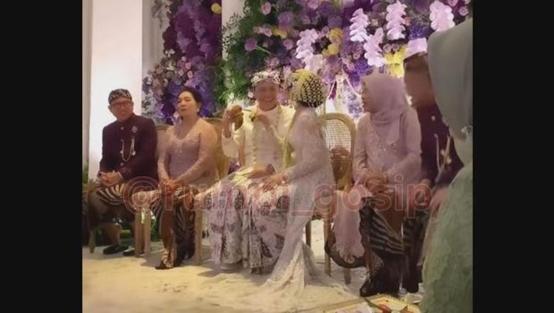 5 Potret Ekspresi Datar Nenek Mahalini di Pernikahan Rizky Febian