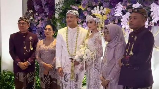 5 Potret Ekspresi Datar Nenek Mahalini di Pernikahan Rizky Febian