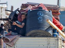 Israel Terus Menyerang, 300 Ribu Orang Melarikan Diri dari Rafah