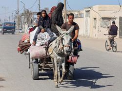 Israel Terus Gempur Rafah, Warga Palestina Berkemas untuk Mengungsi