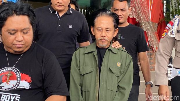 Aktor Epy Kusnandar 'Preman Pensiun' saat hendak jalani tes kesehatan (Wildan/detikcom)
