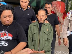 Tampang Epy Kusnandar Jalani Tes Kesehatan Usai Diringkus gegara Ganja Tampang Epy Kusnandar Jalani Tes Kesehatan Usai Diringkus gegara Ganja