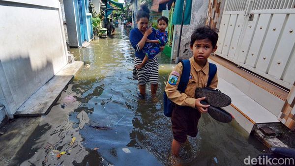 Banjir Rob Menggenangi Pesisir Surabaya