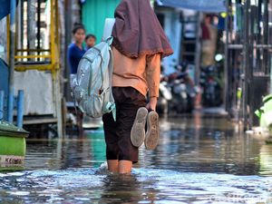 Banjir Rob Ancam Pesisir Jatim hingga 27 Juli 2025 Banjir Rob Ancam Pesisir Jatim hingga 27 Juli 2025