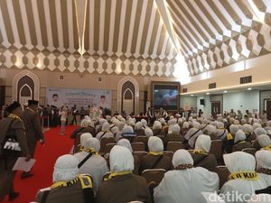 388 Orang Kloter Pertama Jemaah Haji Indonesia 2024 Berangkat ke Mekkah