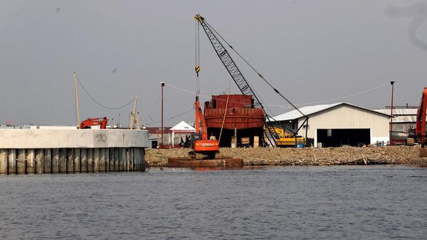 Galangan Kapal Bertengger di Proyek Tanggul Laut Pantai Dadap