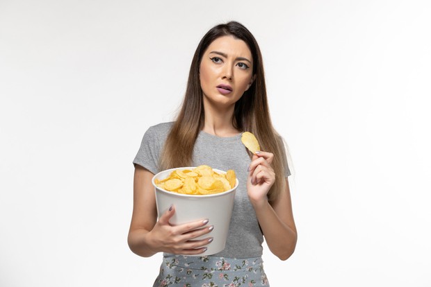 Ilustrasi konsumsi makanan mengandung garam/Foto: Freepik/KamranAydinov Ilustrasi konsumsi makanan mengandung garam/Foto: Freepik/KamranAydinov