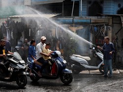 Gelombang Panas Melanda India, Warga Semprotkan Air di Jalanan