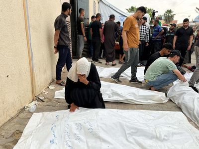 Isak Tangis Warga Gaza di Deir Al-Balah