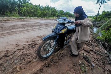 Potret Jalan Rusak di Muaro Jambi yang Belum Juga Diperbaiki