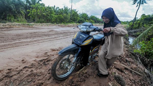 Potret Jalan Rusak di Muaro Jambi yang Belum Juga Diperbaiki