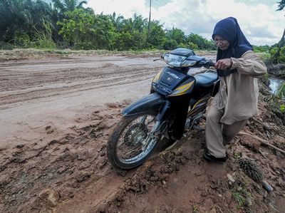 Potret Jalan Rusak di Muaro Jambi yang Belum Juga Diperbaiki