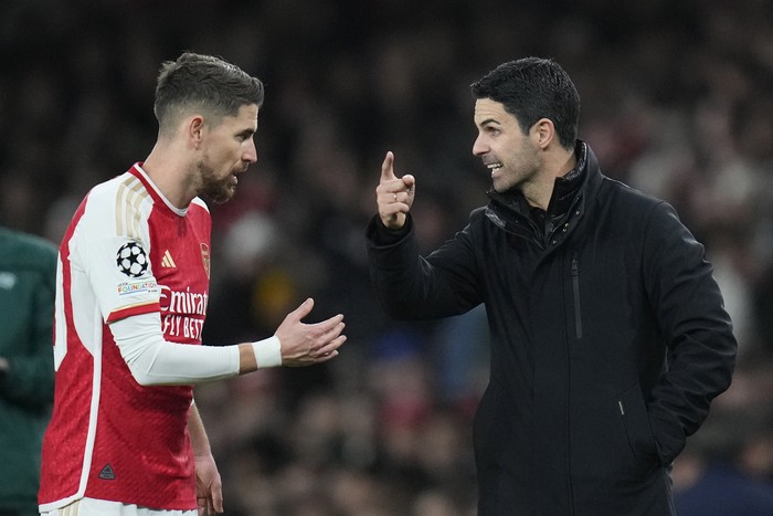 Arsenal's manager Mikel Arteta, right, talks with Arsenal's Jorginho during the Champions League Group B soccer match between Arsenal and Sevilla at Emirates stadium in London Wednesday, Nov. 8, 2023. (AP Photo/Kirsty Wigglesworth)