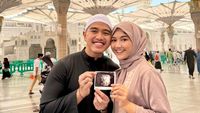 7 Gaya Erina Gudono Umrah saat Hamil, Pamer Foto USG Depan Kabah