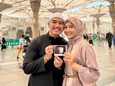 7 Gaya Erina Gudono Umrah saat Hamil, Pamer Foto USG Depan Kabah