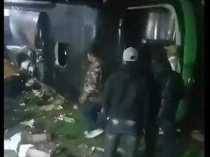 Penampakan Bus Terguling di Subang, Ada Korban Tewas