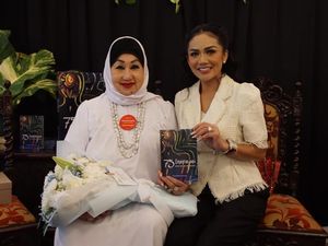Galeri dan Buku Jadi Kado Ultah Dewi Motik ke-75 dari Anak Galeri dan Buku Jadi Kado Ultah Dewi Motik ke-75 dari Anak