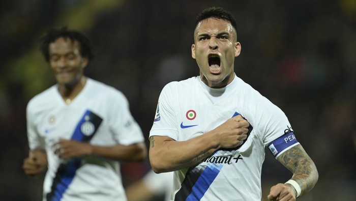 Inter Milans Lautaro Martinez celebrates after scoring during the Serie A soccer match between Frosinone and Inter at the Frosinone Benito Stirpe stadium in Frosinone, Italy, Friday May 10, 2024. (Alfredo Falcone/LaPresse via AP)