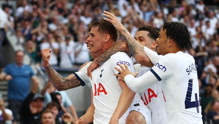 Liga Inggris Soccer Football - Premier League - Tottenham Hotspur v Burnley - Tottenham Hotspur Stadium, London, Britain - May 11, 2024 Tottenham Hotspur's Micky van de Ven celebrates scoring their second goal with teammates Action Images via Reuters/Matthew Childs EDITORIAL USE ONLY. NO USE WITH UNAUTHORIZED AUDIO, VIDEO, DATA, FIXTURE LISTS, CLUB/LEAGUE LOGOS OR 'LIVE' SERVICES. ONLINE IN-MATCH USE LIMITED TO 120 IMAGES, NO VIDEO EMULATION. NO USE IN BETTING, GAMES OR SINGLE CLUB/LEAGUE/PLAYER PUBLICATIONS. PLEASE CONTACT YOUR ACCOUNT REPRESENTATIVE FOR FURTHER DETAILS..