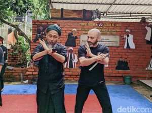 Saat Bule Italia Terpikat Aliran Silat Sang Maung Bodas