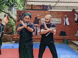 Saat Bule Italia Dibuat Jatuh Cinta sama Silat Maung Bodas