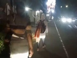 Cerita Pasutri Penuhi Nazar Jalan Kaki 40 Km Usai Anak Wisuda