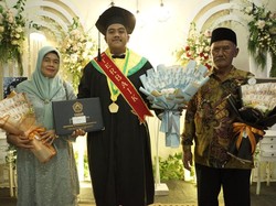 Anak Wisuda, Pasutri Penuhi Nazar Jalan Kaki 40 Km Univet Sukoharjo-Klaten