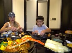Wow! Nikita Mirzani Mukbang Kepiting Alaska Seharga Rp 14 Juta