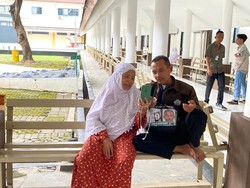 Tangis Haru Pasutri Lansia asal Bekasi Usai Telepon Cucu Pamit Ibadah Haji