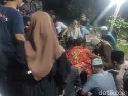 Hamil, Via Vallen Antar Jenazah Ayahanda Sampai Gerbang TPU