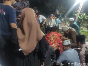 Hamil, Via Vallen Antar Jenazah Ayahanda Sampai Gerbang TPU Hamil, Via Vallen Antar Jenazah Ayahanda Sampai Gerbang TPU