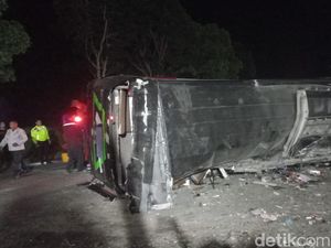 Bus Bawa Rombongan Pelajar Kecelakaan di Subang, 11 Orang Tewas Bus Bawa Rombongan Pelajar Kecelakaan di Subang, 11 Orang Tewas