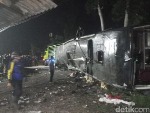 Bus yang Terguling di Subang Bawa Rombongan Siswa SMK Depok Bus yang Terguling di Subang Bawa Rombongan Siswa SMK Depok