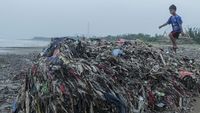 Penumpukan Sampah di Pantai Cibutun Loji Sukabumi