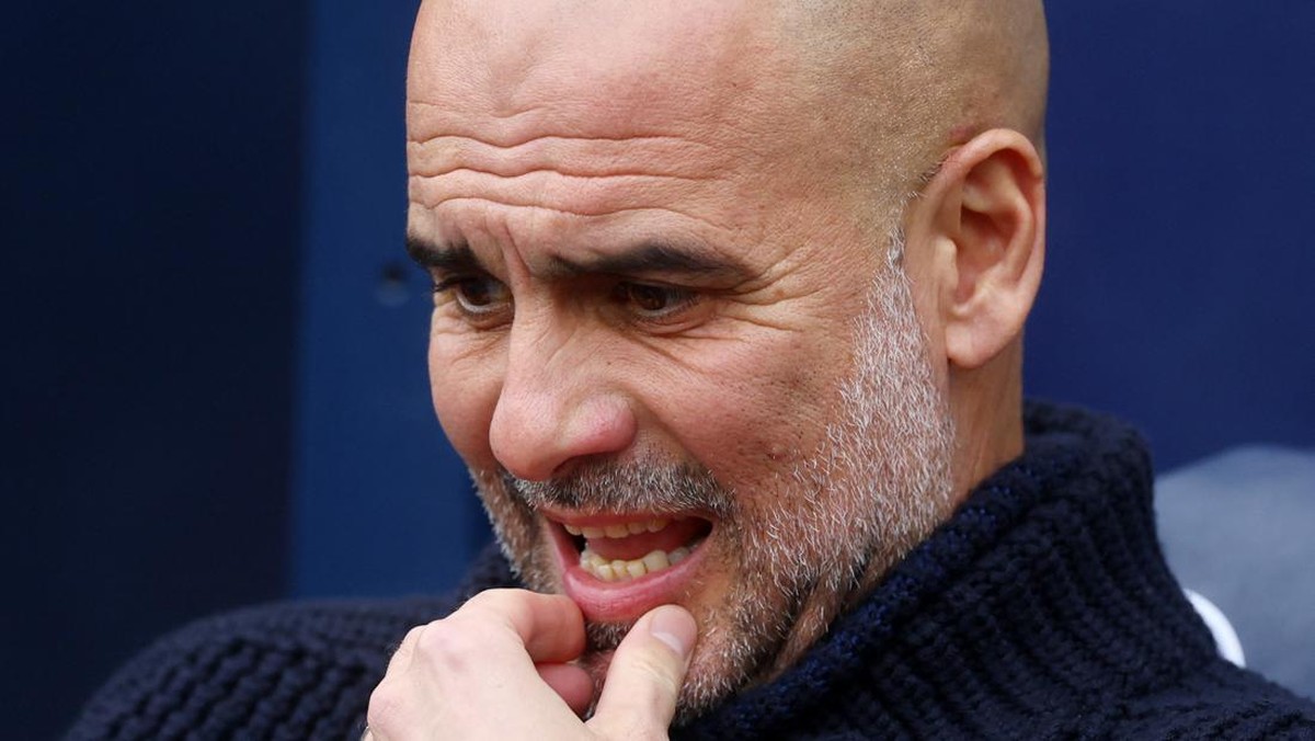 Guardiola bingung menjawab pertanyaan soal beberapa pemain Fulham yang bermain layangan jelang hadapi Man City. Foto: Action Images via Reuters/Lee Smith