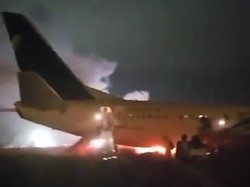 Seram! Pesawat Boeing 737 Terbakar-Tergelincir di Landasan, 10 Orang Terluka