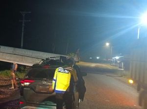 Detik-detik Mobil Kalifah MTQ Tabrak Tiang Beton yang Diangkut Truk di Muba