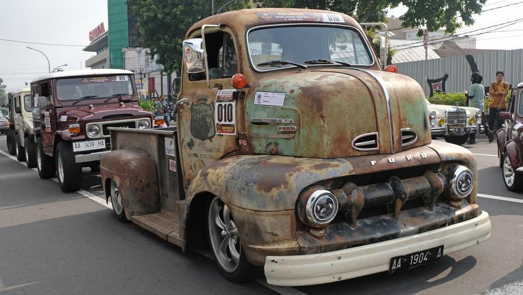 185 Mobil Kuno Unjuk Gigi di Magelang 185 Mobil Kuno Unjuk Gigi di Magelang