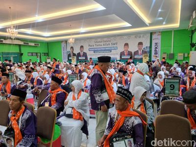 Ratusan Calon Jemaah Haji Mulai Tiba di Asrama Haji Surabaya