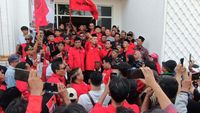 Meriah! Saat Massa Anter Narjo Daftar Bakal Calon Bupati Brebes ke PDIP