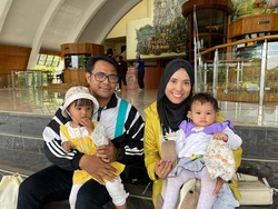 Berlibur di TMII, Dovi Ajak Anak ke Anjungan Rumah Adat dan Keong Mas