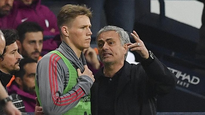 Manchester Uniteds Portuguese manager Jose Mourinho (R) talks with Manchester Uniteds midfielder Scott McTominay (L) on the touchline during the English Premier League football match between Manchester City and Manchester United at the Etihad Stadium in Manchester, north west England, on April 7, 2018. (Photo by Ben STANSALL / AFP) / RESTRICTED TO EDITORIAL USE. No use with unauthorized audio, video, data, fixture lists, club/league logos or live services. Online in-match use limited to 75 images, no video emulation. No use in betting, games or single club/league/player publications. /