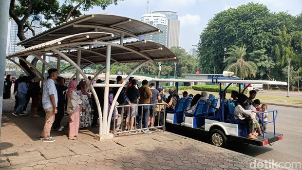 Suasana kawasan Monas yang ramai dipadati pengunjung saat long weekend (Rachel/detikcom)