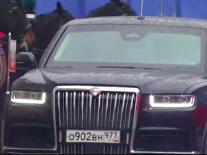 Vladimir Putin Naik Limosin Mewah Versi Terbaru Vladimir Putin Naik Limosin Mewah Versi Terbaru