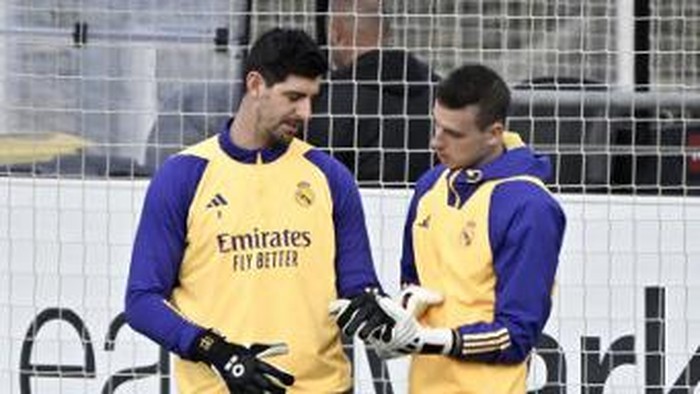 Real Madrids Spanish goalkeepers Thibaut Courtois (L) and Andriy Lunin attend a training session at the Ciudad Real Madrid training ground in Valdebebas, outskirts of Madrid, on February 24, 2024. (Photo by JAVIER SORIANO / AFP)